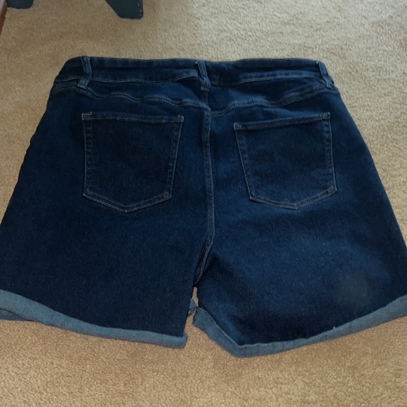 Shorts - Picture 3 of 3